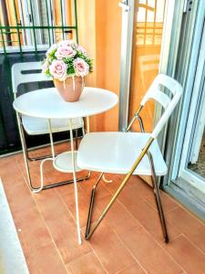 圣安吉罗山Dimora Mastcarrir的白色的桌子和椅子,上面有盆栽植物