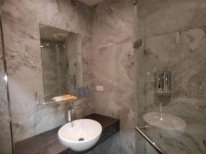 台北NingXiaYah Stay的大理石浴室配有水槽和淋浴