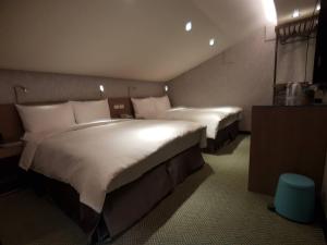 台北NingXiaYah Stay的一间酒店客房,房间内设有两张床