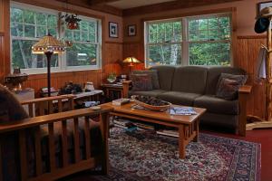 大急流城Poplar Creek Guesthouse的带沙发和咖啡桌的客厅