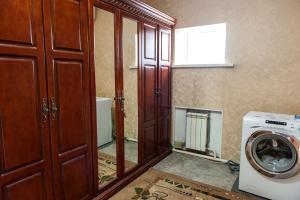 阿斯塔纳Hostel Astana的一间带洗衣机和镜子的浴室