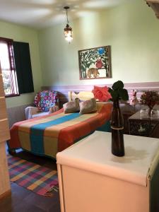 蒂拉登特斯Pouso Realeza的一间卧室配有两张床、一张沙发和一张桌子