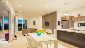 威利布罗德VillaCasaBella Ocean View-Private Pool-Up to 12 Guests的厨房以及带桌椅的起居室。