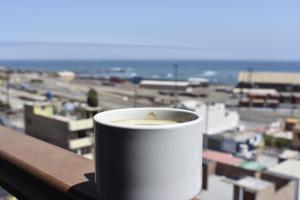 伊洛Torreblanca Hotel的坐在阳台上享用一杯咖啡