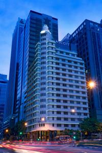 新加坡Ascott Raffles Place Singapore的城市中一座大建筑