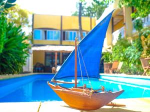 马哈赞加马任加可可酒店及餐厅的一艘蓝色帆板船,位于游泳池旁