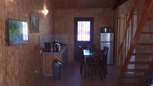 圣若瑟Villa saisonnière chez dédé的一间带桌子和冰箱的小厨房