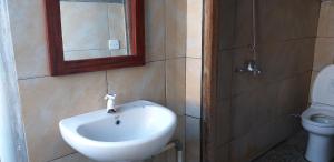 艾湄湾艾美沙丽海滩旅馆的一间带水槽、镜子和卫生间的浴室