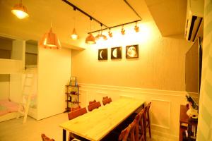首尔独角兽公寓的一间带木桌和椅子的用餐室