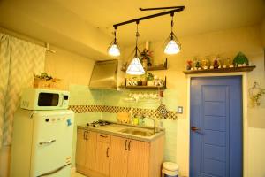 首尔独角兽公寓的厨房配有白色冰箱和水槽