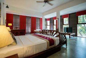 康提Atelier的一间卧室设有一张带红色墙壁的大床