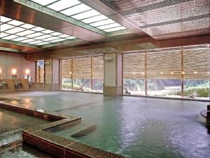 福岛Itoen Hotel Iizakakanouya的大窗户的大房间里的一个水池