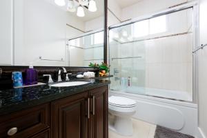 里士满豪华舒适别墅的一间带水槽、卫生间和淋浴的浴室