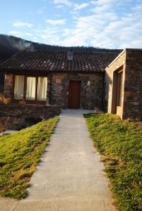 RocabrunaCasa Rural "Can Soler de Rocabruna" Camprodon的石头房子,有通往房子的路径