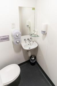 伦敦市中心国际青年旅舍的一间浴室