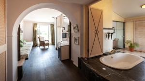 弗莱堡Hotel Hirschen in Freiburg-Lehen的客房内设有带大浴缸的浴室