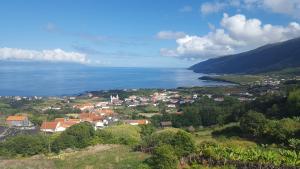 普赖尼亚德拜舒Barrocas do Mar的水体旁的山丘上的城镇