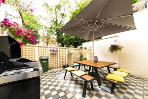 Kessel-LoB&B Daya的庭院配有桌椅和遮阳伞。
