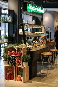 拉夫纳格拉拉佛纳格拉酒店的餐厅里展示蔬菜的食品柜台