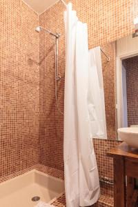 富瓦Villa Georges的一间带白色淋浴帘的浴室