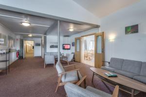 斯普恩萨杜尔哈尼亚尔高地中心旅馆的客厅配有沙发和桌子