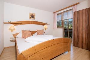 佩尔蒂绍Fewo an der Seepromenade的一间卧室设有一张大型木床和一个窗户。