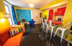 加尔达湖滨思丽维公寓的客厅配有沙发和桌椅