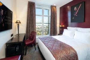 斯特拉斯堡Hotel Arok的配有一张床、一张书桌和一扇窗户的酒店客房