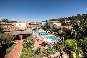 阿尔巴塔克斯橄榄之乡公寓式酒店的享有带游泳池的度假村的空中景致