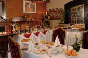 波鸿奥斯特米尔酒店的一张桌子,上面放着食物盘