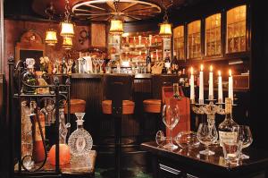 波鸿奥斯特米尔酒店的一间酒吧,在桌子上放蜡烛
