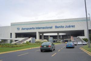 墨西哥城izZzleep Aeropuerto Terminal 2的一座大型建筑,汽车驶向高速公路