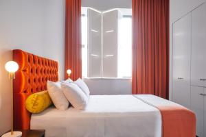 蒙特利尔圣保罗酒店的卧室配有带枕头的床铺和窗户。