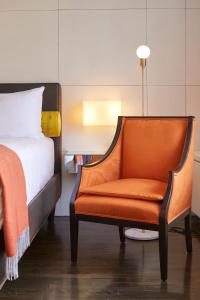 蒙特利尔圣保罗酒店的配有一张床和一把椅子的酒店客房