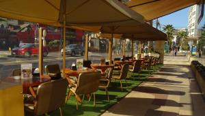 维纳德马安卡拉酒店的人行道上一排带遮阳伞的桌椅
