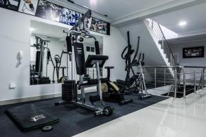 瓦拉斯Hotel El Rubi的健身房设有跑步机,健身房提供健身自行车