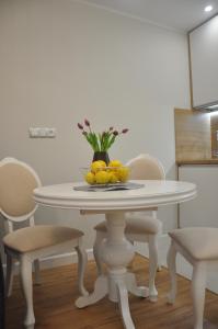 比亚韦斯托克Golden Apartments - City Centrum的一张白桌子,上面放着一碗柠檬