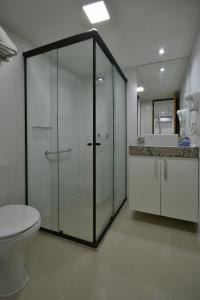 若昂佩索阿Littoral Gold Flat的一间带玻璃淋浴和卫生间的浴室