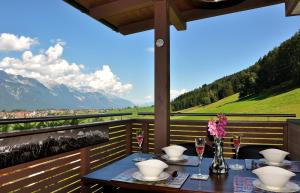 因斯布鲁克Appartment Sofi - Enjoy The View - Axams,Innsbruck Tirol的山景阳台上的桌子