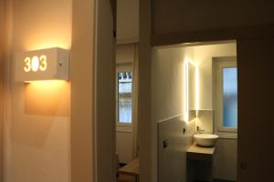 热那亚Hotel Doria的一间带水槽和镜子的小浴室