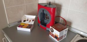 尼什Nice apartment的红色烤面包机和柜台上的一盒甜甜圈
