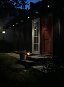 勒罗斯Svenskveien 23b的夜晚在房子前面有一扇带蜡烛的门