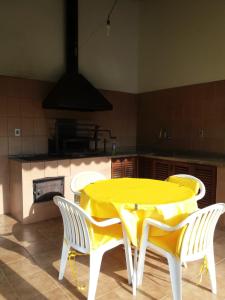 特雷索波利斯Canto da serrinha的厨房里一张黄色的桌子和椅子