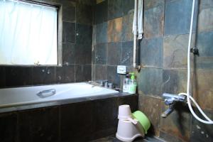 熊本Kasumi-an的带浴缸的浴室和窗户。