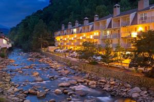 加特林堡Gatlinburg River Inn的夜晚,酒店前的一条河流