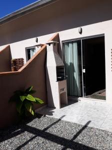 邦比尼亚斯Casa do Nei的房屋旁设有门和楼梯