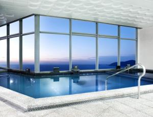 釜山海云台韩华度假酒店的海景游泳池