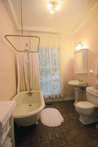 蒙蒂塞洛1872 Denham Inn的白色的浴室设有水槽和卫生间。