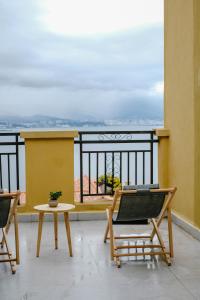 大理大理洱海lila's house海景精品客栈的美景阳台配有两把椅子和一张桌子