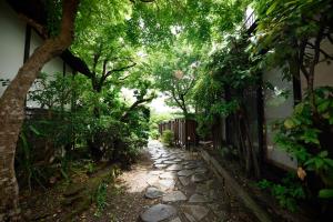 Yufuin Onsen Tsukanoma外面的花园